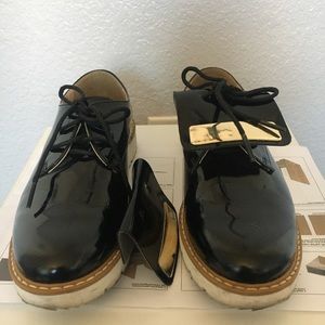 Black and gold ankle shoes for any fit.